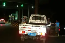 挂“88888”车牌的代价是什么？交警：车牌是真的我就吃了它图片