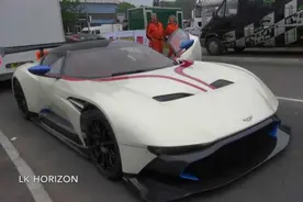 价值230万美金！阿斯顿马丁火神街头轰炸图片