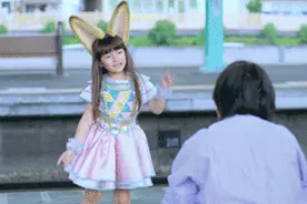 搞笑gif图片：小狐狸你这么可爱，就不怕碰到坏人吗图片