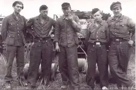 二战结束后 德军战俘在丹麦开坦克扫雷图片