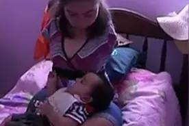 两个无臂女人，用相同的动作感动数亿人图片