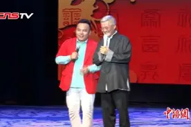 满头白发！赵本山亮相郑州“刘老根大舞台”视频封面