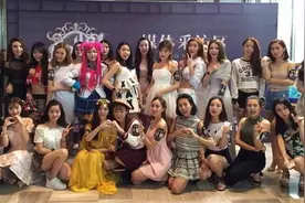 HELLO 女神上线，网友：好像王思聪在选妃图片
