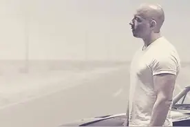 《速8》一言不合开启装甲大战，新座驾酷炫亮瞎眼图片