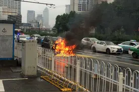 快讯|解放大道循礼门一辆轿车自燃阻断交通图片