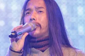 捡破烂的一曲《朋友别哭》 开嗓就让人哭了图片