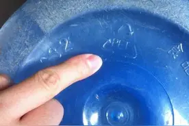买桶装水先看水桶材质   仍有商户违规使用PET桶图片