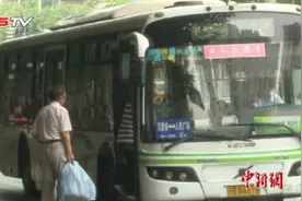 在上海70岁老人坐公交还刷卡？视频封面