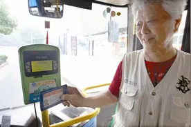 去年天水2万多人领到免费乘车卡图片