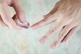 指甲上面抹一点藿香正气水，第二天效果变化明显，看完赶紧试试视频封面