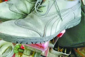 老鞋匠修鞋反赔钱写“检讨” 顾客称限量版豪鞋糟蹋图片