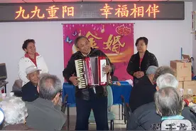 用特殊教学法教会盲人拉手风琴的老党员任士荣图片