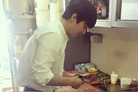 [CNBLUE][新闻]160627 郑演员敬业程度满分 戏后依旧努力练厨艺图片