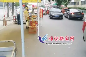樱园街路边早点小摊挤占行车道 早上拥堵难行图片
