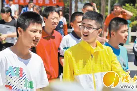 榆林市2016年中考拉开帷幕 交警为中考保驾护航图片