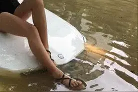 搞笑动态：宁愿坐在奔驰上哭，也不愿站在旁边笑！不单是女人吧！图片