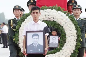 维和烈士李磊杨树朋回家 河南许昌万名军民为英雄送行图片