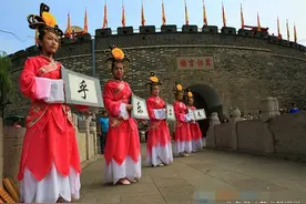 曲阜古城早晨开门仪式图片