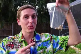 外国小伙真会玩 子弹扔进熔化铝液 网友：没炸残你已经算幸运了图片