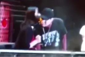 权志龙不小心被粉丝亲了 VIP们让胜利不要太快原谅他图片