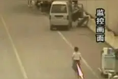 骑电动车因为多看了眼美女，结果撞车了图片