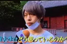 拍照喜欢挡住嘴巴的男生长啥样？图片