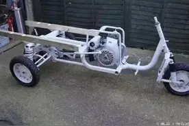 农村小伙把破旧三轮车改装成房车，从此在城里有个家图片