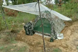 一个解放军士兵的野外生存纪实，喝脏水吃小鱼图片