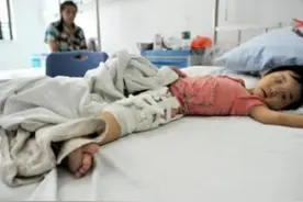 蹦蹦床竟使两岁女童腿骨骨折，家长你还敢让孩子玩吗？图片