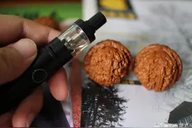 戒烟！选择烟斗还是电子烟您需要知道的一些事。图片