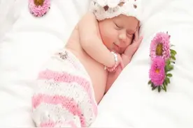 怎么给新生宝宝穿衣服呢？图片