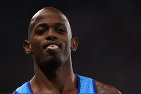 田径——美国选手获得男子跳远冠军图片