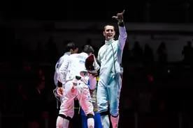 击剑——男子重剑团体赛：匈牙利队获铜牌图片