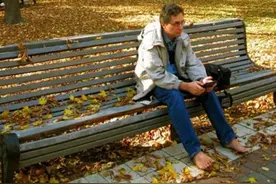 外国男子光脚走路10年，长春夫妻连参加五星级宴会都光脚图片