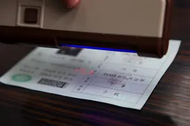 经中央军委批准　全军换发启用2016式军官证文职干部证　2016式义务兵证士官证文职人员证职工证同步换发图片