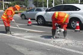 东海大道路面结块  搅拌车撒漏所致图片