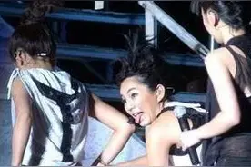 演唱会麻过头当众做不雅动作的7大明星图片