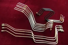 爱车油管有破裂时一定要这样做！图片