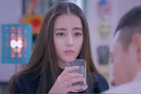 左边是个gay,右边是个美女，你选择背对着谁？图片