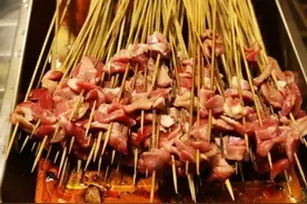 西安最香的9家串串店，今黑咱就撸着串喝冰峰，咥着肉干9度！图片