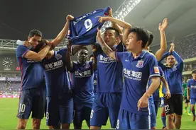 申花赛后举9号球衣致谢球迷 为登巴巴伤势祈福（图）图片