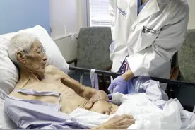 家人看到医生将老人伤手缝入肚中很是困惑  几个月后感激不尽！图片