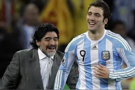 那不勒斯球迷不满小烟枪：球衣已扔马桶！图片