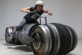 小伙用酒桶制作成一辆电动车，路人纷纷拿出手机拍照图片