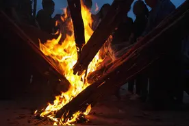 涅火重生，燎耍火焰。大理白族火把节图片