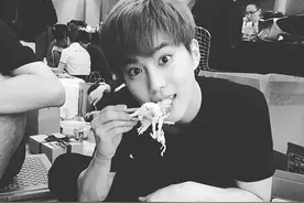 EXO-L两周年，朴灿烈、吴世勋发照祝贺，张艺兴笑欢脱图片