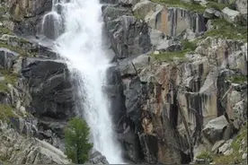 哈巴河县发现一处高达百米冰川瀑布（附：新疆瀑布盘点）图片