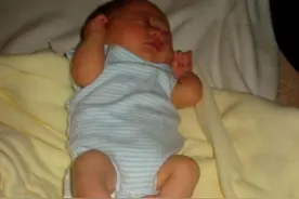 3岁男孩患罕见侏儒症，只能穿半岁大孩子的衣服图片