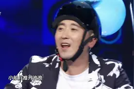 东东挑战游戏“炸弹KTV”，连续被扎破两个气球，逗笑观众