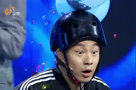 挑战游戏“炸弹KTV”，虎虎惨被扎破气球，逗笑现场观众